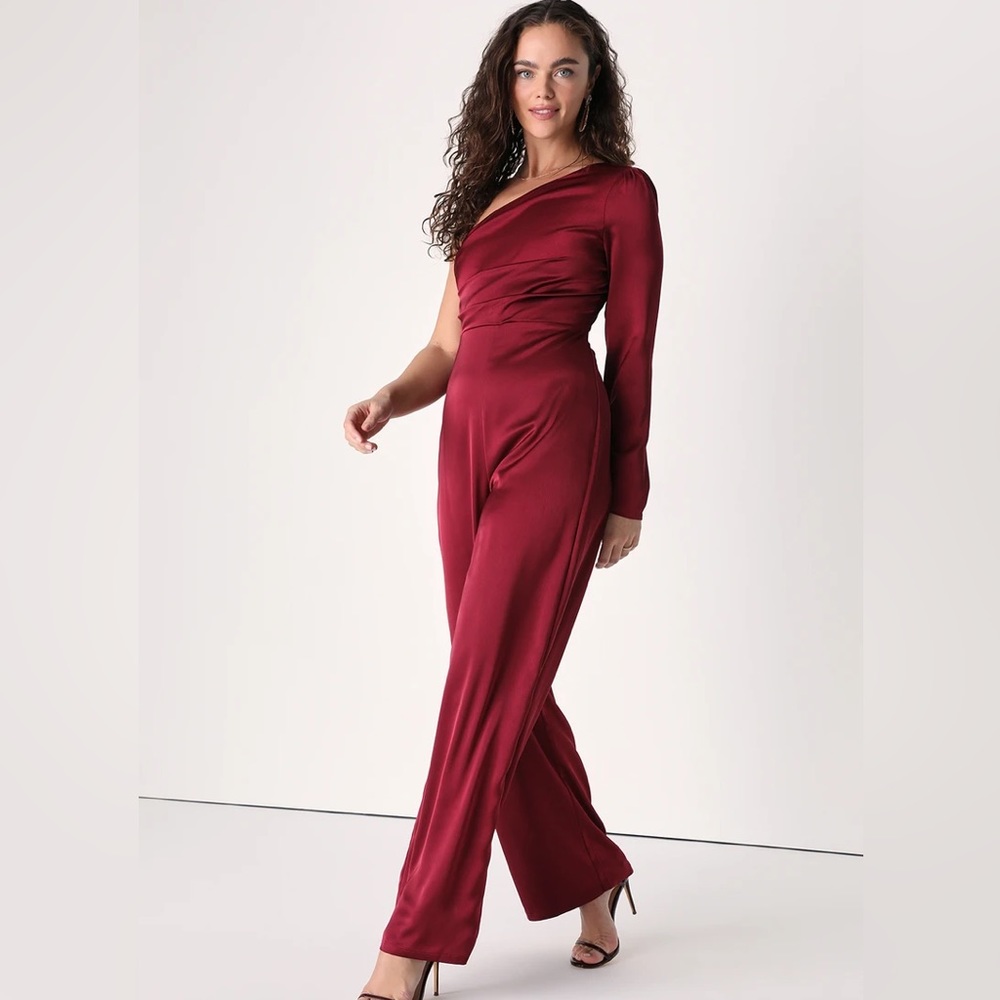 🆕 NWT Lulu’s Wine Red Burgundy Satin One-Shoulder Jumpsuit size Small